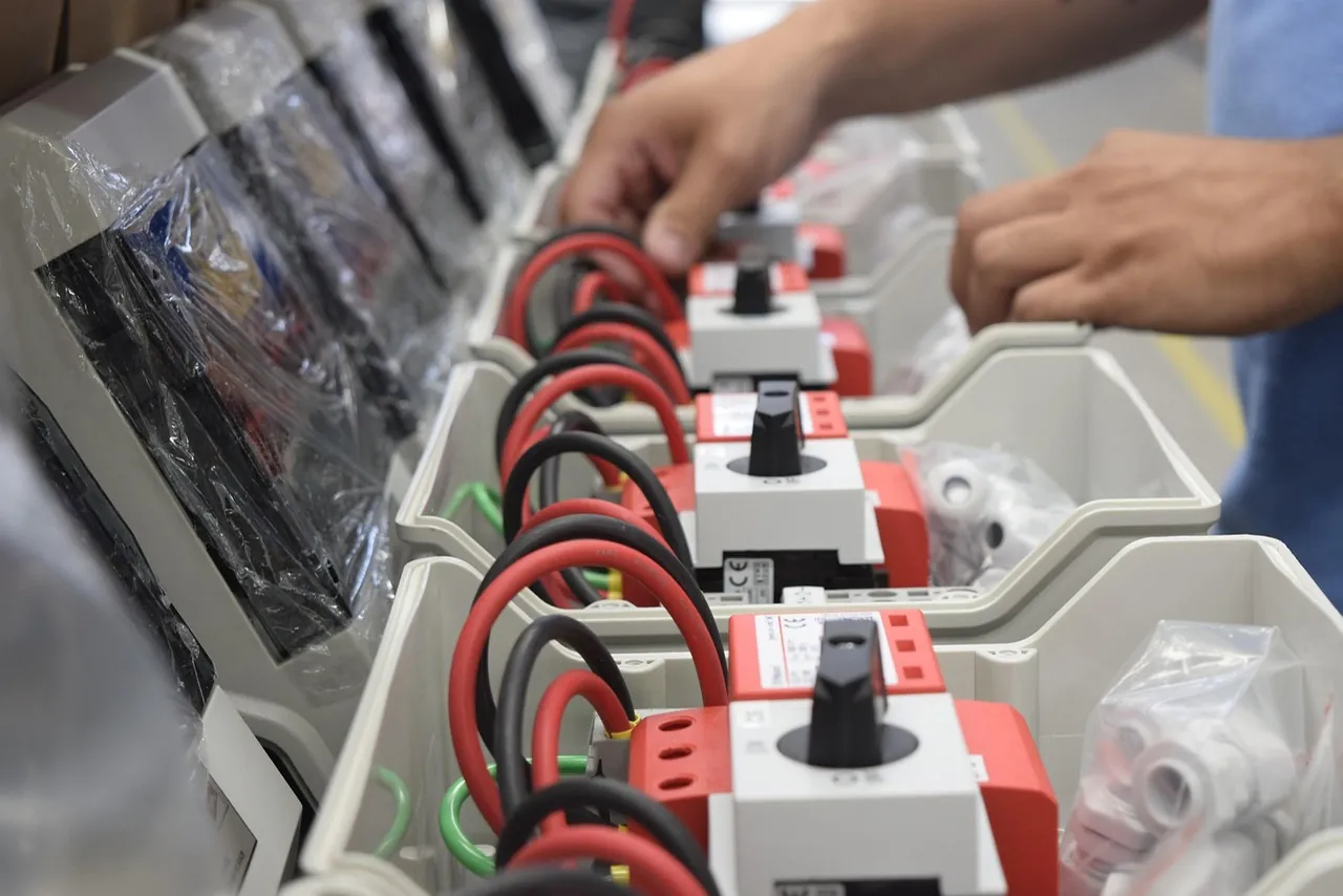 Reihe von Gleichstrom-Anschlusskästen mit Lasttrennschaltern und roten und schwarzen Solarkabeln (Zeven, Rotenburg (Wümme))