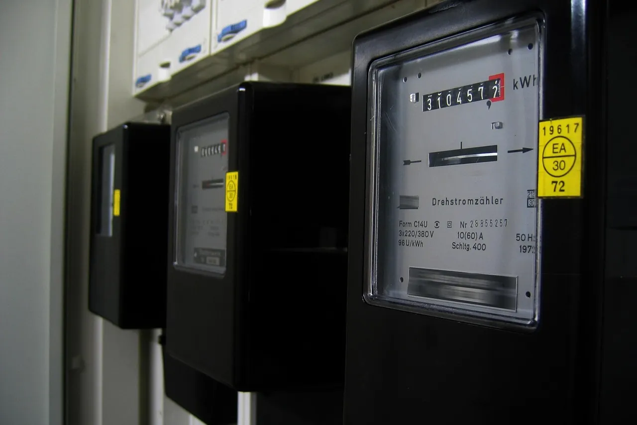 Analoger Drehstromzähler mit Zählwerk und Prüfplakette in einem Zählerschrank (Lauter, Landkreis Bamberg)