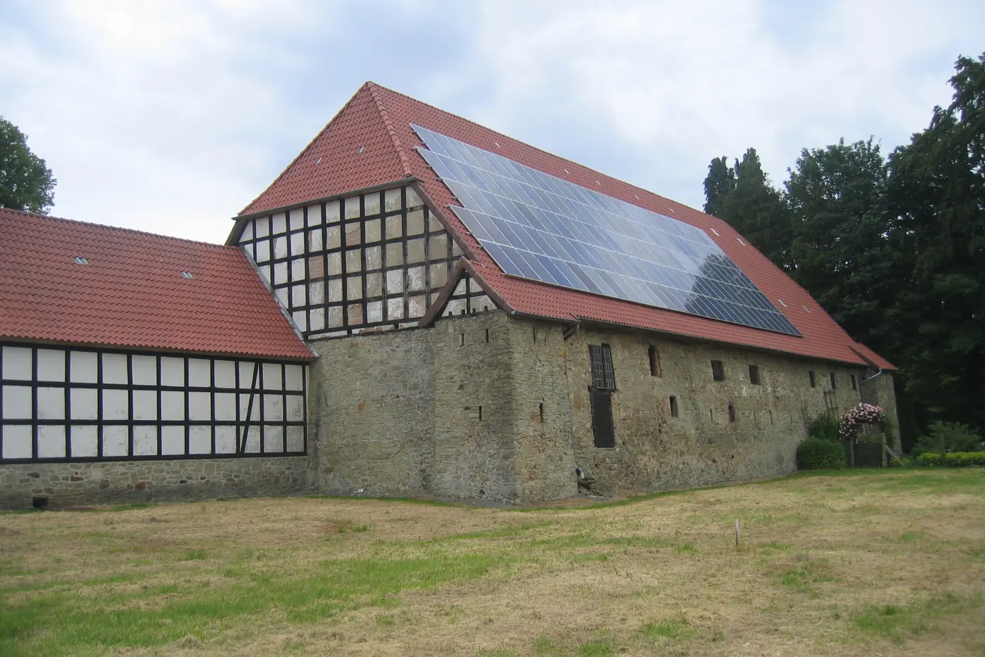 Fachwerkscheune mit Bruchsteinmauern und Solarmodulen auf dem roten Ziegeldach (Haslach, Ortenaukreis)